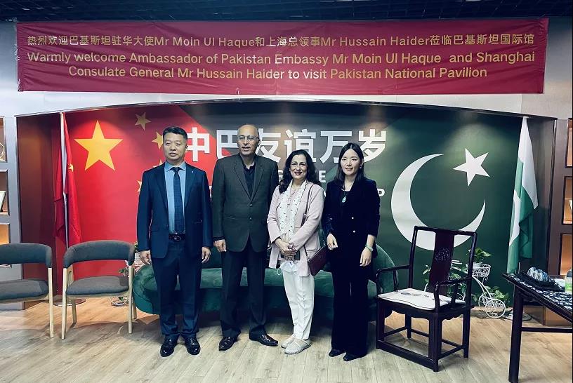 巴基斯坦駐華大使Mr Moin Ul Haque和上?？傤I(lǐng)事Mr Hussain Haider合影