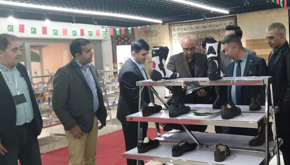 巴基斯坦駐華大使和上?？傤I(lǐng)事一行第一站走訪到了易巴通巴基斯坦國家館